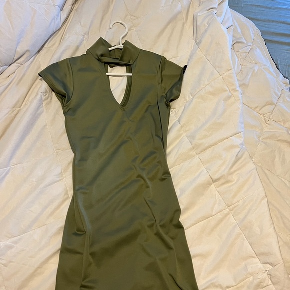 Olive green dress. Never worn. Size large - Picture 2 of 2